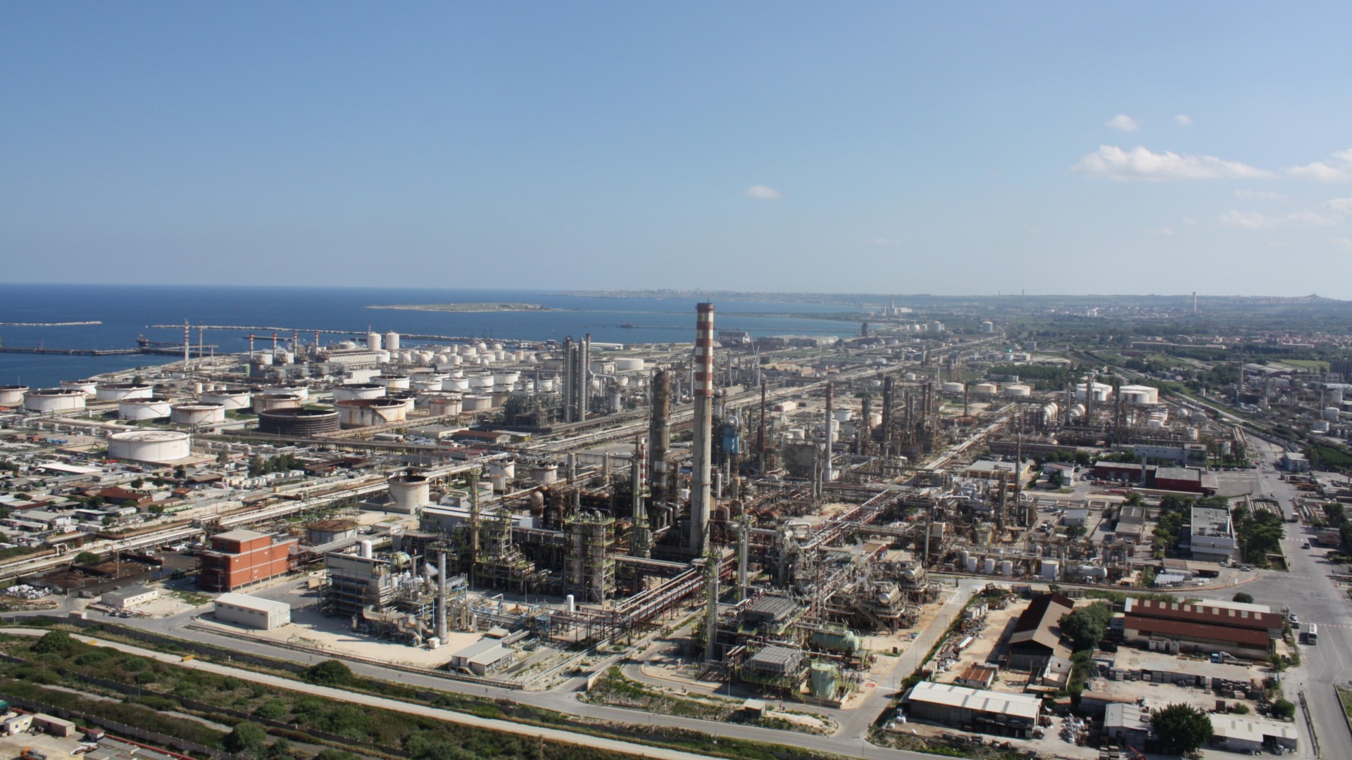 Eni launches authorisation process in Priolo for new biorefinery and chemical recycling plant for plastics