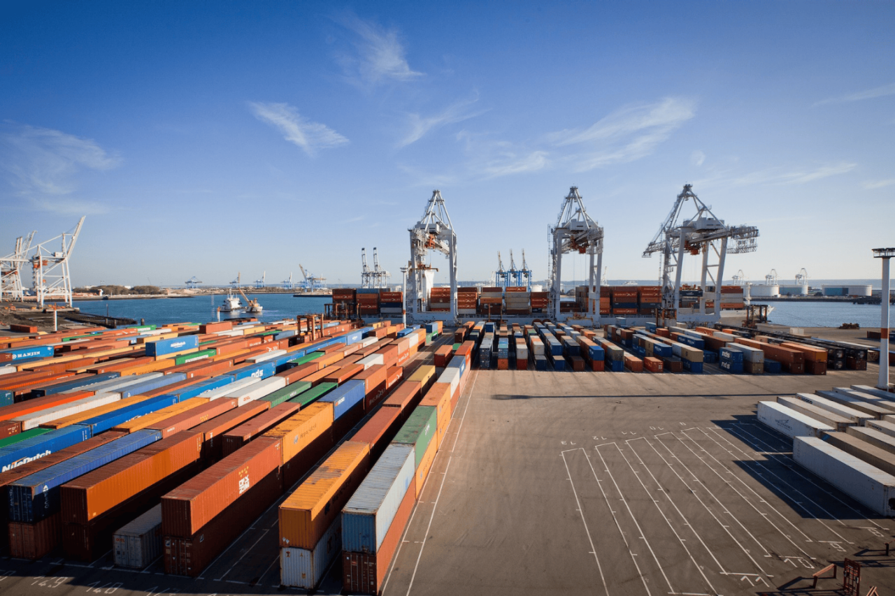 HGT invests in 14 hybrid straddle carriers for CNMP LH