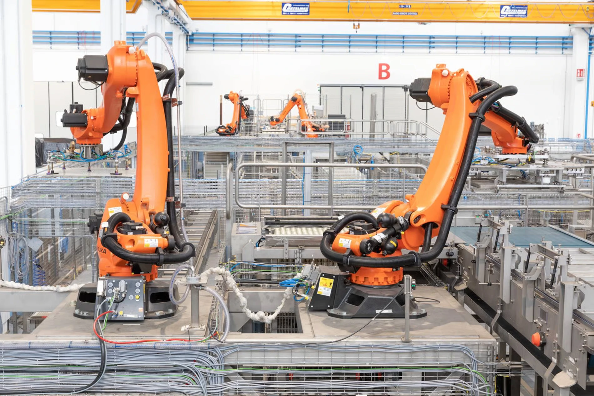 1200 cans per minute: KUKA robots palletize pet food cans in Poland